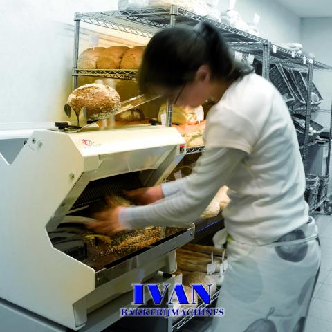 Broodsnijmachine Jac PICO in gebruik in de bakkerij