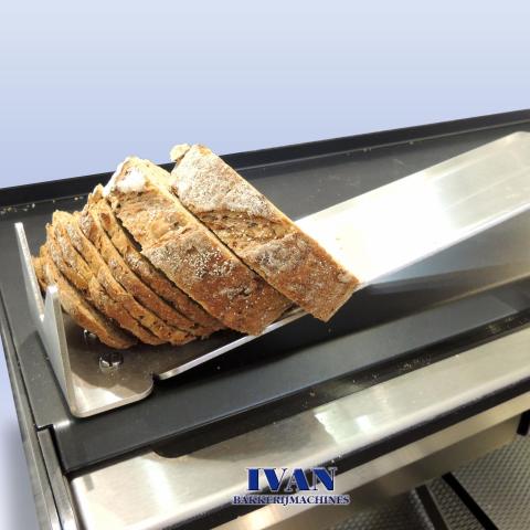 Op de broodsnijmachine Jac VARIA PRO 4 liggen dikke en dunne sneden brood