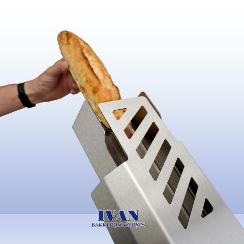 Broodsnijmachine Jac ZIP waarin iemand een stokbrood stopt