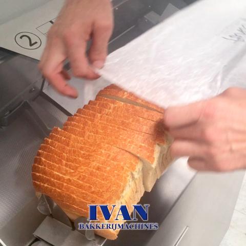 De bakker stopt het brood uit de broodsnijmachine Jac VARIA SELF 3 in de broodzak